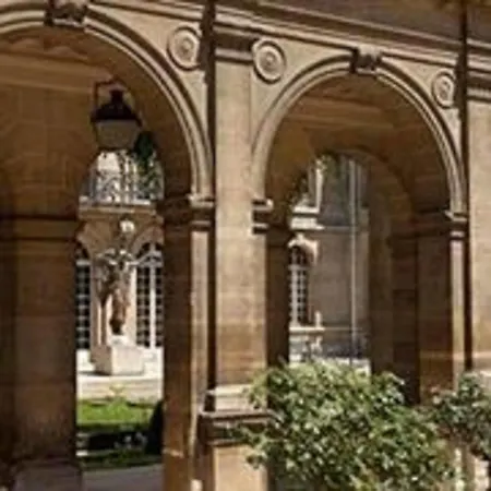 Caron Le Marais Отель